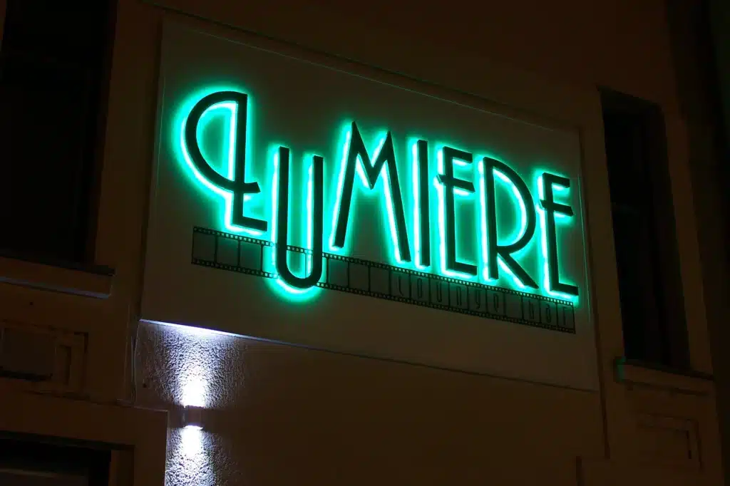 Personalizirana svjetleća reklama s LED osvjetljenjem – izrada reklamnih natpisa za objekte