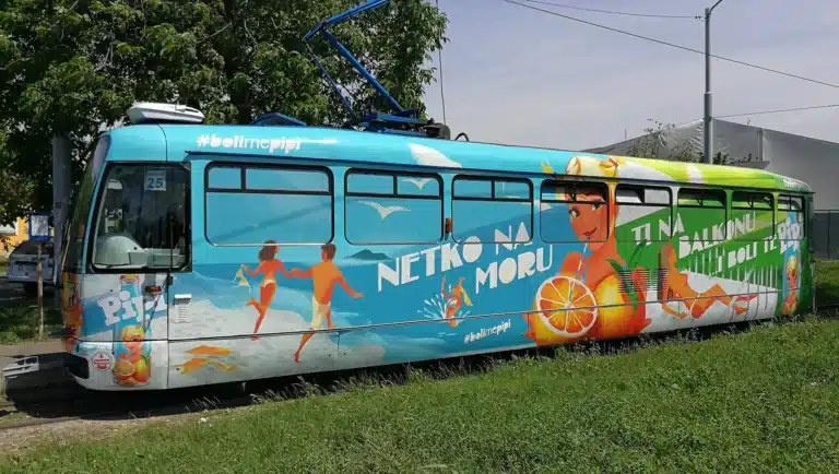 Oglašavanje na tramvaju – potpuno oslikavanje reklamnim folijama za tvrtke