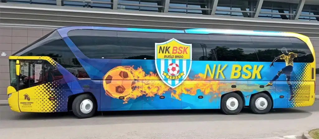 Oslikavanje autobusa folijama – NK BSK Bijelo Brdo, potpuni wrap vozila s grafičkim dizajnom