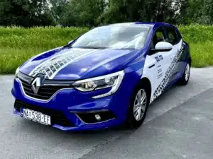 Oslikavanje vozila folijom s grafičkim dizajnom – djelomični auto wrap za tvrtke