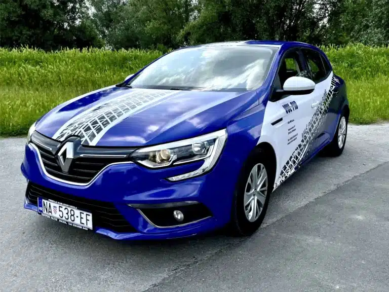 Oslikavanje vozila folijom s grafičkim dizajnom – djelomični auto wrap za tvrtke