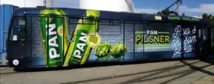 Oslikavanje tramvaja reklamnom folijom Pan Pilsner u Osijeku