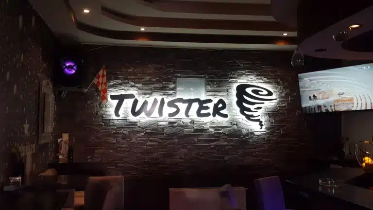 Svjetleća unutarnja reklama s logotipom na zidu restorana – LED slova za ugostiteljske objekte