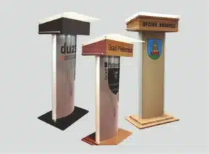 Izrada govornica po narudžbi — reklamne govornice s logotipom za konferencije i javne nastupe
