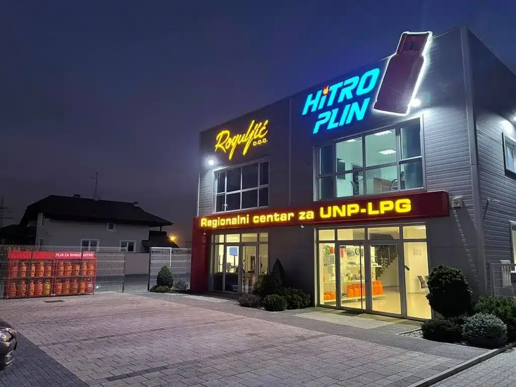 Brendiranje poslovnog objekta LED svjetlećim reklamama za fasadu trgovine ili salona