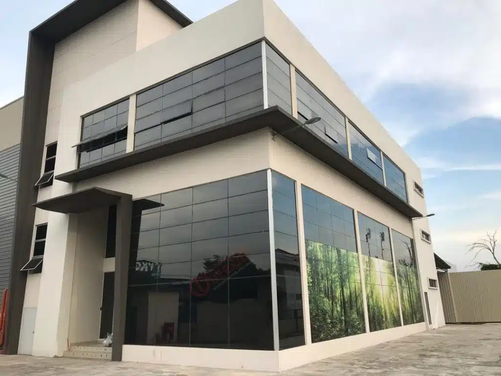 Folija za zatamnjivanje stakla na izlogu trgovine – zaštita od sunca i UV zraka