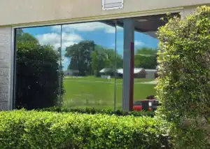 Solarna folija za zatamnjivanje prozora na kući – zaštita od topline i UV zraka