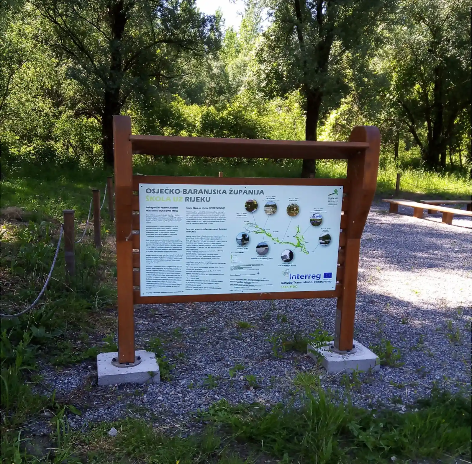 Samostojeći reklamni pano s čvrstim drvenim okvirom za vanjsku upotrebu