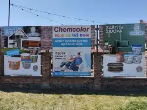 Reklamni panoi uz cestu s promotivnim sadržajem za boje i fasadne sustave – vanjsko oglašavanje na zidu