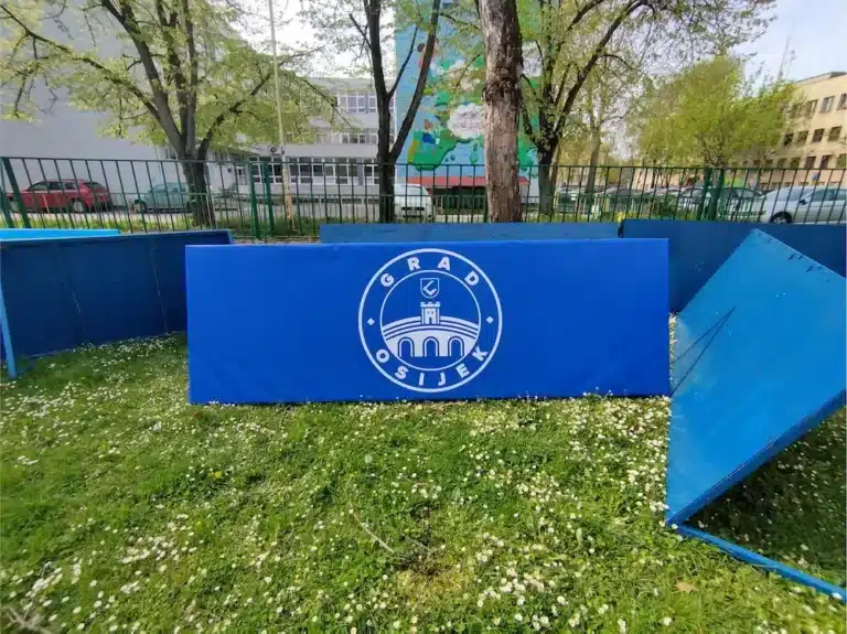 Tiskana cerada s logotipom na vanjskoj konstrukciji za Grad Osijek – reklamni pano od cerade za javne prostore i institucije