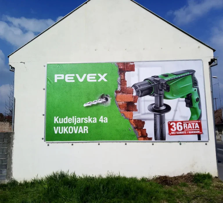Reklamna cerada na fasadi zgrade s punoformatnim tiskom – veliki vanjski banner za oglašavanje na pročelju - Pevex