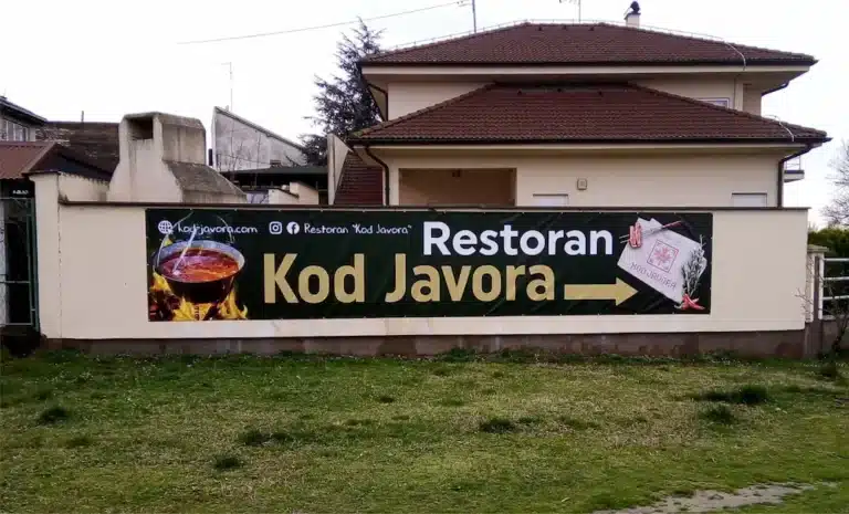 Cerada za vanjsko oglašavanje s tiskom velikog formata na fasadi restorana
