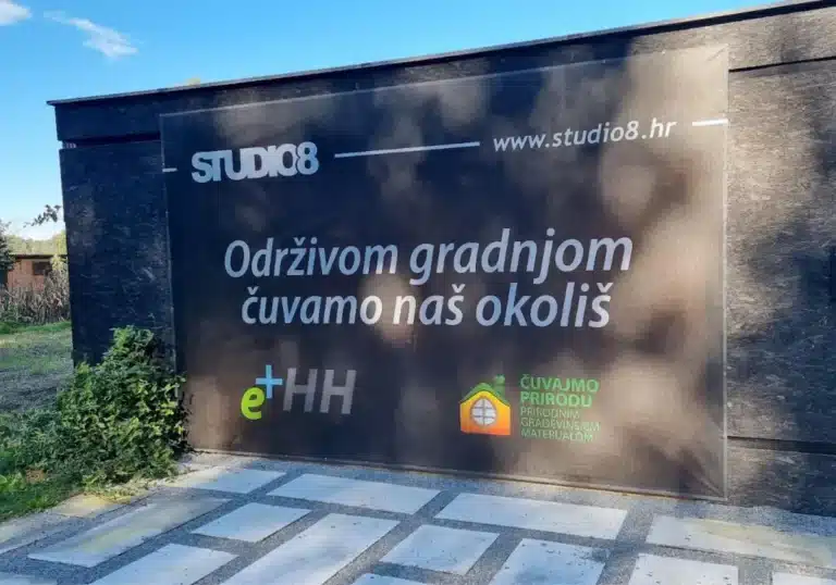 Mesh cerada s tiskom za fasadu poslovnog prostora – prozračna i otporna na vjetar