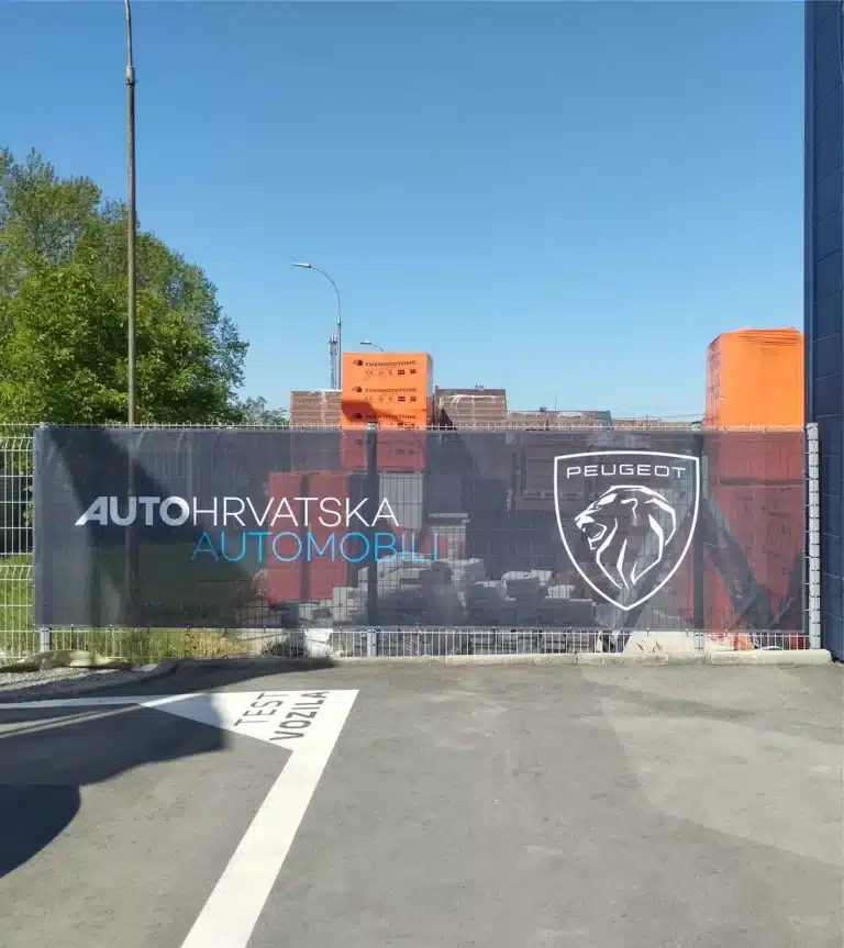 Mesh banner cerada s tiskom za ogradu gradilišta i parking prostora