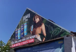 Veliki reklamni print na ceradi postavljen na fasadu zgrade – vanjska reklamna cerada velikog formata