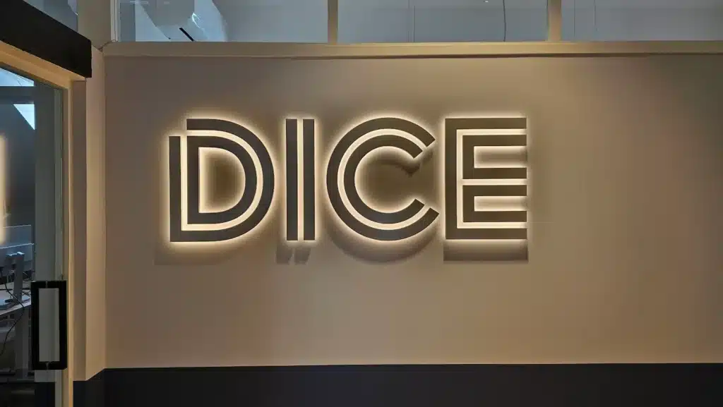 3D svjetleća slova s indirektnom LED rasvjetom – unutarnja reklama za poslovni prostor