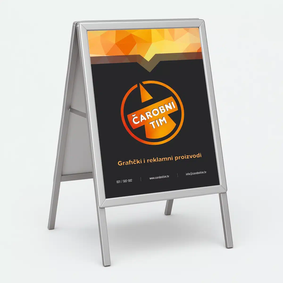 A stalak za reklame s obostranim plakatima — prijenosni reklamni stalak ispred trgovine, Čarobni tim Osijek