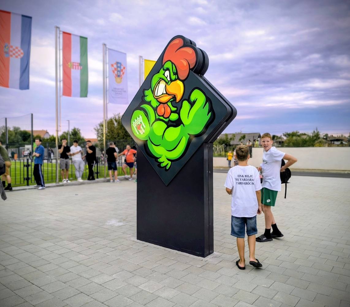 Svjetleći totem ispred stadiona