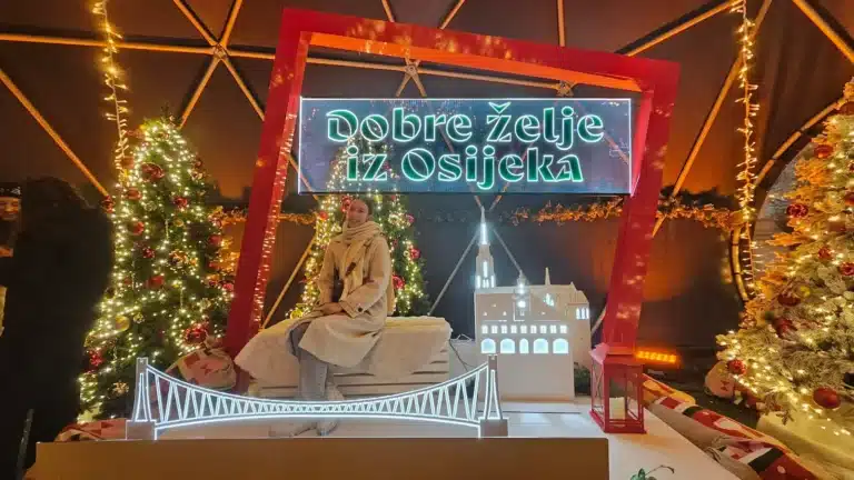 Svjetleća reklama po mjeri za adventski ukras Dobre želje iz Osijeka, pleksiglas LED instalacija s motivima osječkog mosta i katedrale