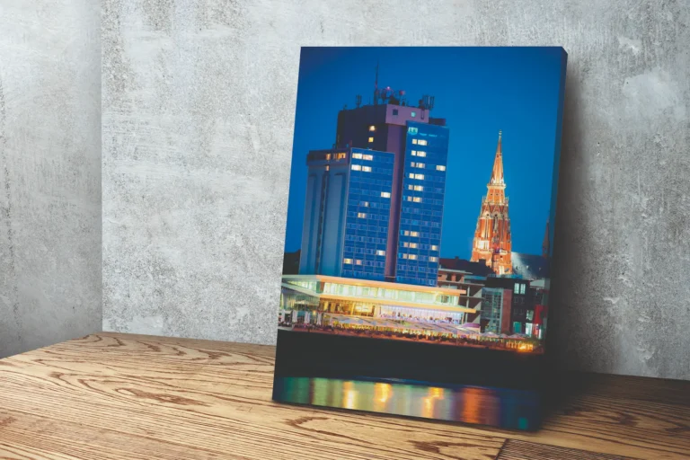 Print fotografije Osijeka na platnu u velikom formatu – noćna panorama grada na canvas platnu