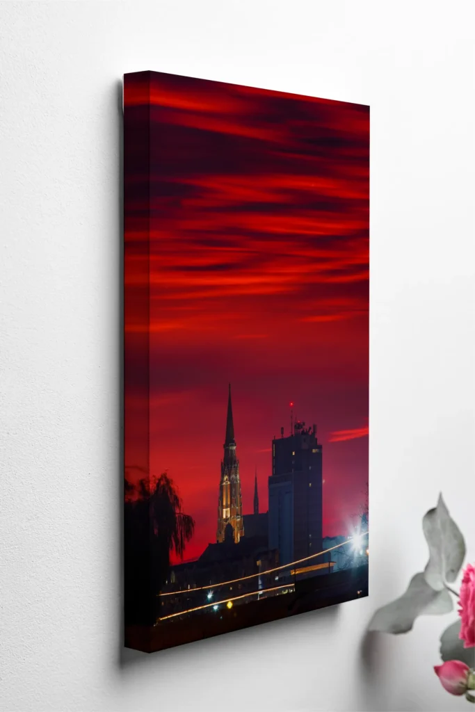 Slike na platnu u uredu za profesionalni interijer