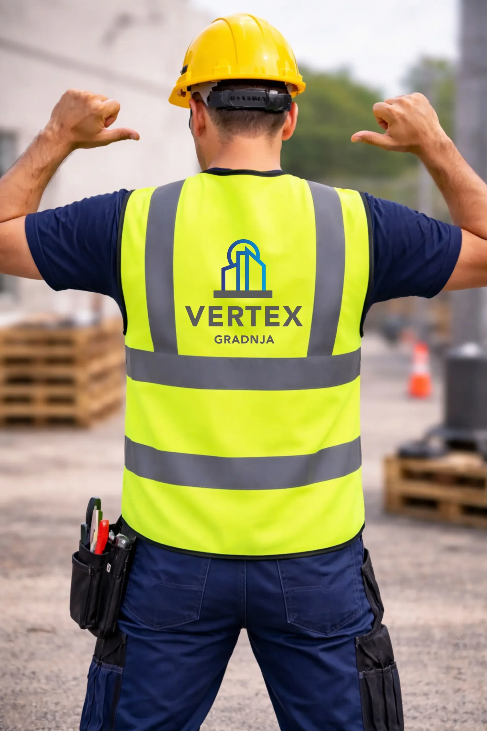 radnik na gradilištu pokazuje tisak na radnu odjeću