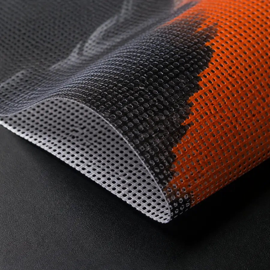 Rupičasti mesh banner za vjetrovite lokacije