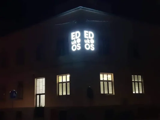 Označavanje gimnazije edukos svjetlećom reklamom