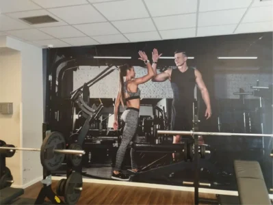 Realističan prikaz fototapete u teretani