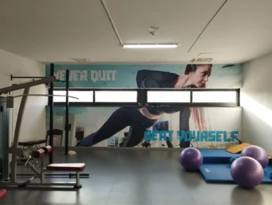 Dizajn zida u fototapetu i folije za zid