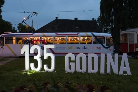 3D slova od stiropora tramvaj