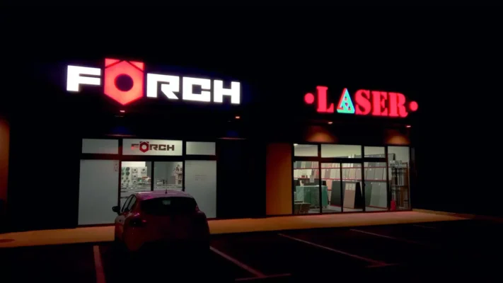 Izrada svjetlećih reklama, prikaz po noći.