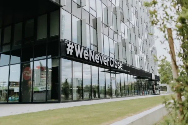 Moderni 3D svjetleći natpis za brendiranje poslovnog prostora