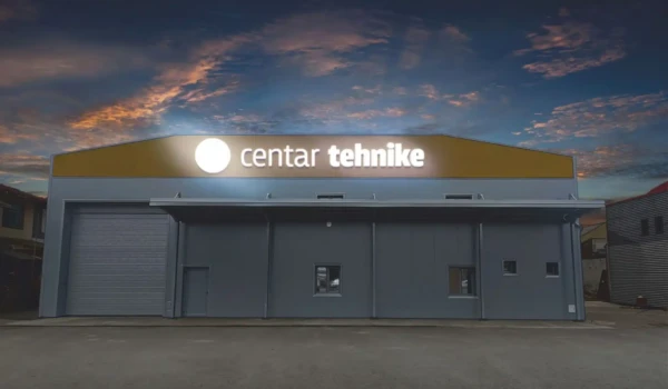 svjetleća reklama na pročelju objekta – noćni natpis Centar tehnike