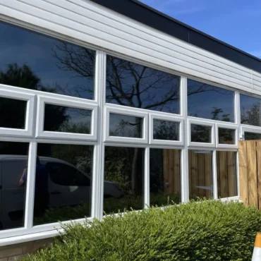 Solarne folije za stakla Zatamnjeni prozori obiteljskog doma s folijom za zatamnjivanje stakla – toplinska zaštita