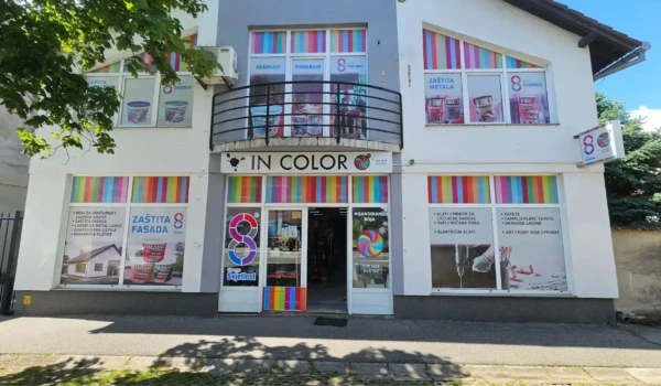 Brendirane samoljepljive folije za vrata – estetski dodatak i funkcionalna signalizacija