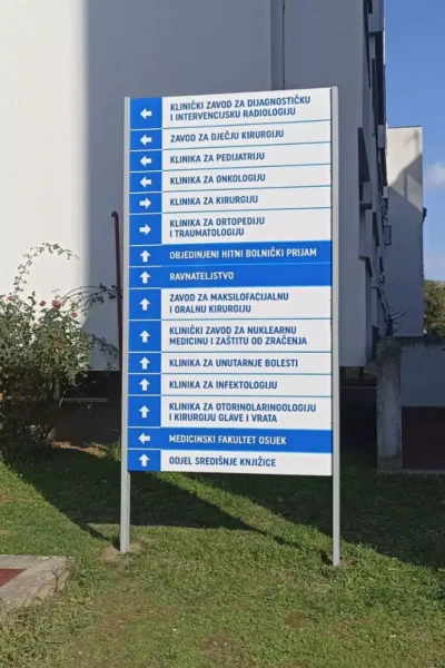 Putokazni pano s popisom klinika i odjela – KBC Osijek