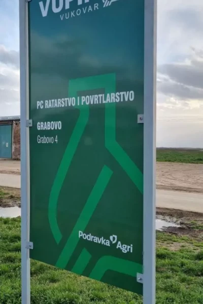 Reklamna tabla uz cestu s tiskanim logotipom – Vupik Vukovar / Podravka Agri