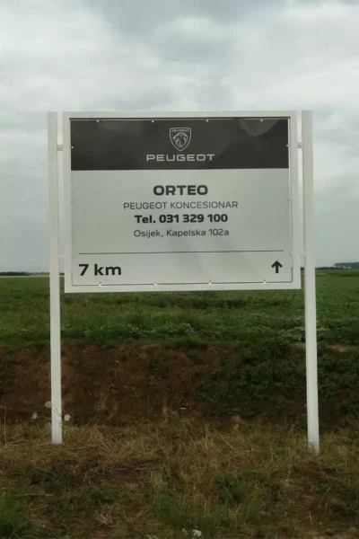 Reklamni vanjski samostojeći pano s uputom smjera – Orteo Peugeot Osijek