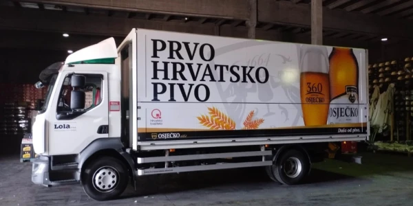 Oslikavanje dostavnog kamiona u personalizirane naljepnice za vozila