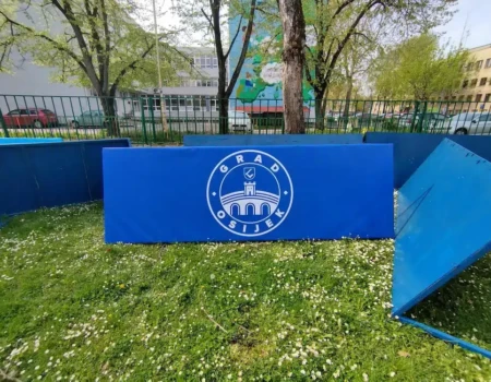 Tiskana cerada s logotipom na vanjskoj konstrukciji za Grad Osijek – reklamni pano od cerade za javne prostore i institucije