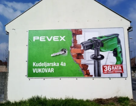 Reklamna cerada na fasadi zgrade s punoformatnim tiskom – veliki vanjski banner za oglašavanje na pročelju - Pevex