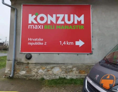 Putokazna reklamna cerada s tiskom logotipa i usmjeravajućom signalizacijom – vanjski banner za navođenje kupaca za Konzum