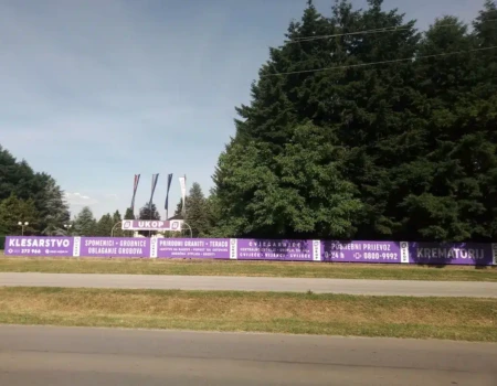 XXL reklamna cerada na ogradi s tiskom – dugački banner za vanjsko oglašavanje duž ograde