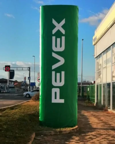 Reklamna cerada na stupu totemu s tiskom logotipa – obloga za cilindrični reklamni totem za Pevex