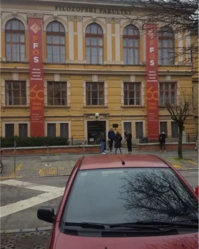 Mesh cerada banneri na fasadi zgrade – prozračni reklamni transparenti za vanjsku dekoraciju i promociju događaja