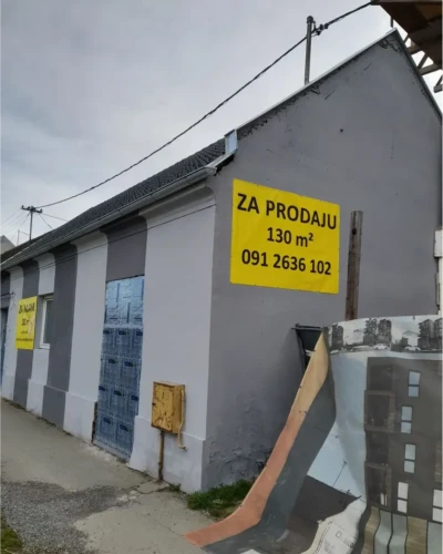 Tiskani transparent za prodaju nekretnine – reklamni banner na fasadi za oglašavanje i akcijske ponude