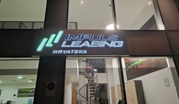 3D svjetleća reklama za Impuls Leasing Hrvatska, LED slova s plavim i zelenim osvjetljenjem na poslovnom objektu