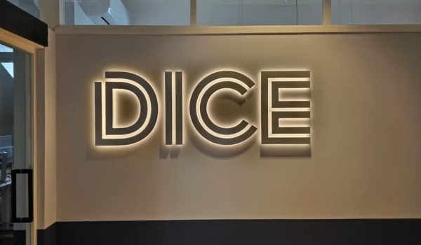 Unutarnja svjetleća reklama s indirektnom rasvjetom